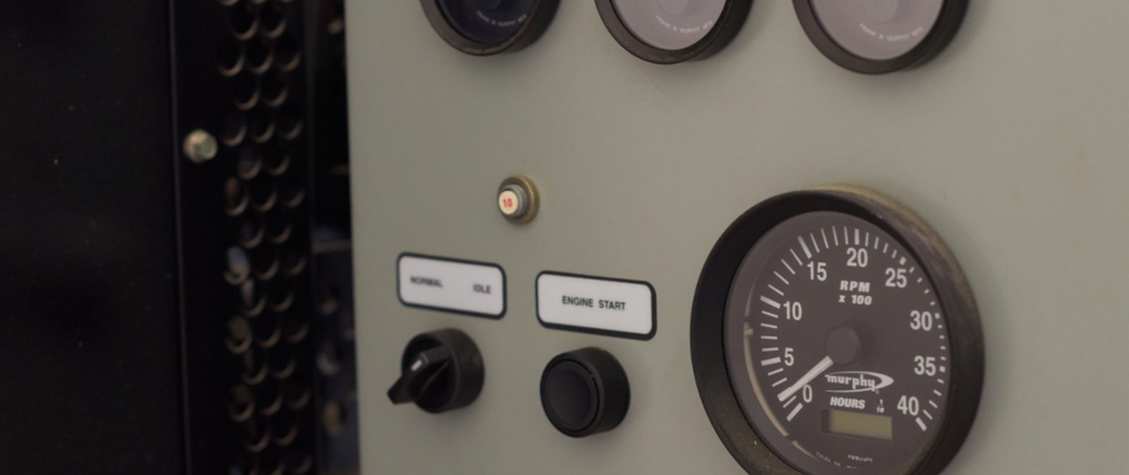 Precision pressure gauge for flow and pressure instrumentation